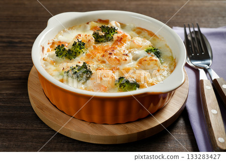 Macaroni gratin of shrimp and broccoli 133283427