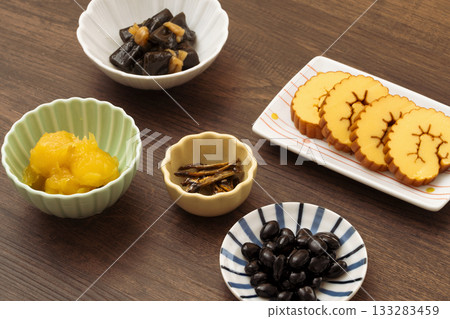 New Year's dishes on the dining table 133283459