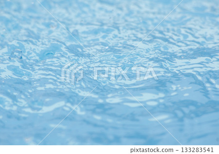 凹凸不平的水面,夏季彩色影像 凹凸不平的水面,夏季彩色影像 133283541