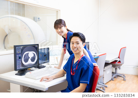 放射科醫生在顯示器上查看 CT 掃描結果。照片由東京電子專門學校電波學園提供。 133283834