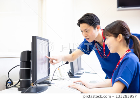 放射科醫生在顯示器上查看 CT 掃描結果。照片由東京電子專門學校電波學園提供。 放射科醫生在顯示器上查看 CT 掃描結果。照片由東京電子專門學校電波學園提供。 133283957