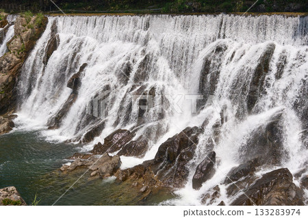 [Nagashino Dam] A dynamic waterfall 133283974