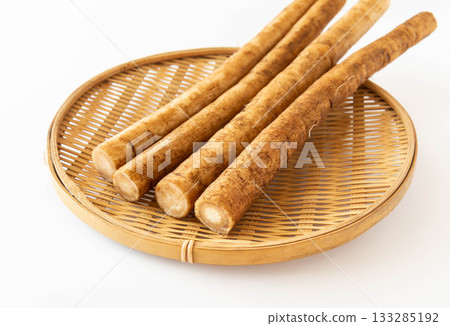 竹製濾盆中放著四根牛蒡根。牛蒡根橫切面圖。 133285192