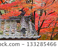 古老的瓦片屋頂和絢麗多彩的秋葉構成了一幅美麗的畫卷。 133285466
