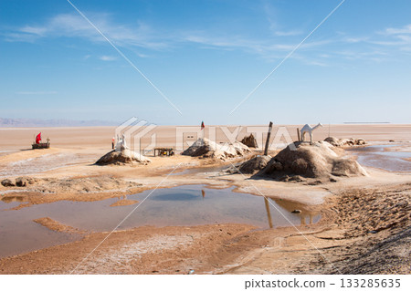 這是位於北非突尼斯的傑里德湖的景色,傑里德湖是一個鹽湖。 這是位於北非突尼斯的傑里德湖的景色,傑里德湖是一個鹽湖。 133285635