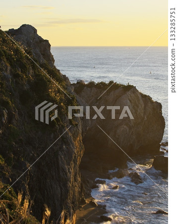 黎明時分，從伊良後防禦哨遺址眺望日之出石門（岸之石門）的懸崖峭壁 133285751