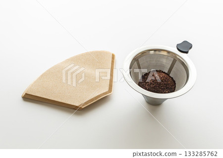 咖啡濾網和金屬咖啡滴濾器 咖啡濾網和金屬咖啡滴濾器 133285762