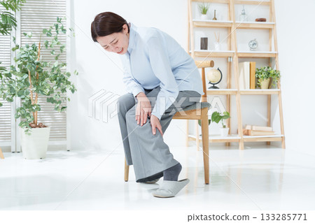 Woman with leg cramps 133285771