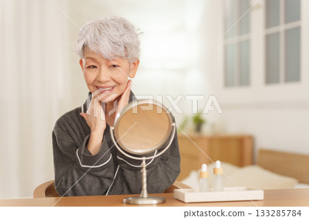 Skin care for senior women (night/beauty) Skin care for senior women (night/beauty) 133285784
