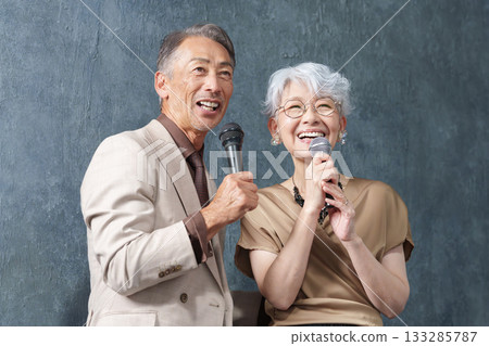 老年男女在卡拉OK台上拿著麥克風唱歌 133285787