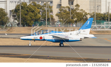 日本航空自衛隊「藍色衝擊」特技飛行隊的首架飛機著陸 133285828