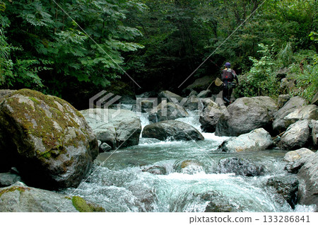 在志卡魯河源頭進行溪流釣魚 133286841
