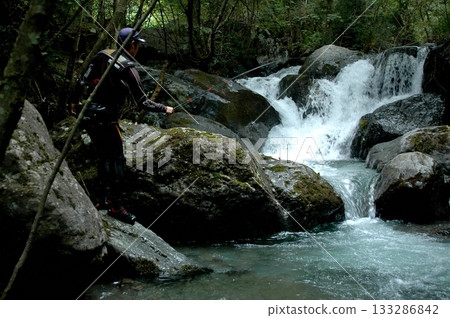 在志卡魯河源頭進行溪流釣魚 133286842