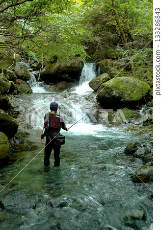 在志卡魯河源頭進行溪流釣魚 133286843