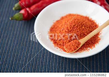 盤子裡的辣椒和辣椒 133286862