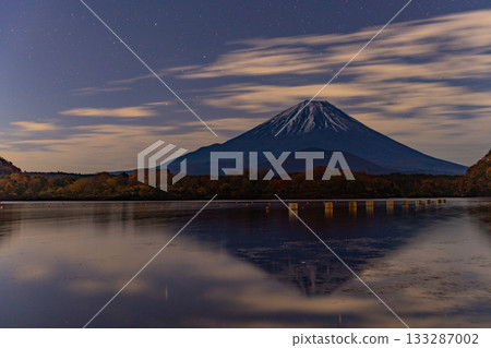 【山梨縣】黎明前從莊司湖眺望富士山 133287002