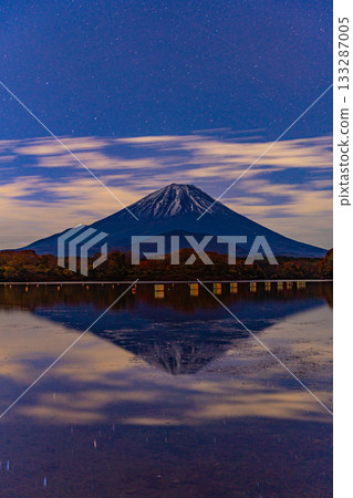 【山梨縣】黎明前從莊司湖眺望富士山 133287005