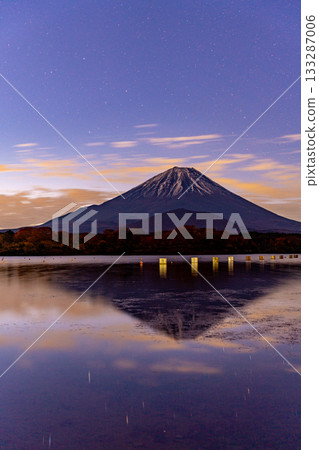[Yamanashi Prefecture] Mount Fuji seen from Lake Shoji before dawn 133287006