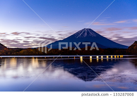 [Yamanashi Prefecture] Mount Fuji seen from Lake Shoji before dawn 133287008