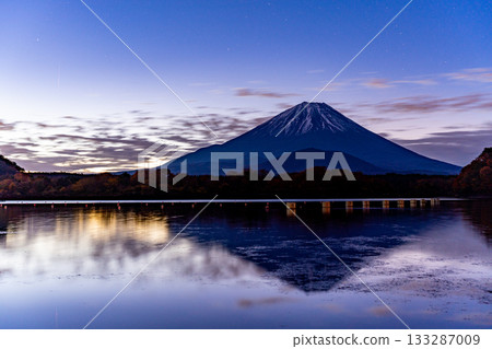 [Yamanashi Prefecture] Mount Fuji seen from Lake Shoji before dawn 133287009