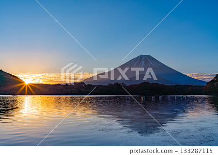 [山梨縣]日出時從精進湖看到的富士山 133287115