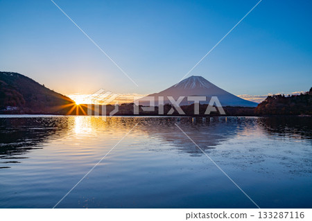 [山梨縣]日出時從精進湖看到的富士山 133287116