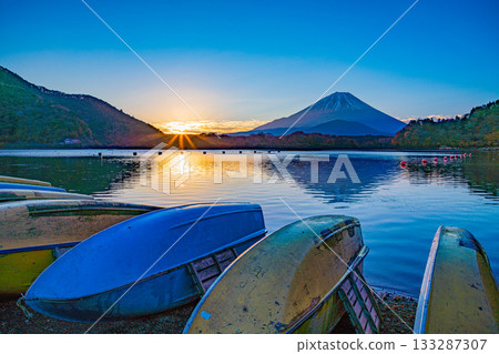 【山梨縣】精進湖:日出時分從湖邊眺望富士山 【山梨縣】精進湖:日出時分從湖邊眺望富士山 133287307