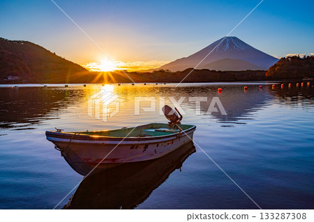【山梨縣】精進湖：日出時分從湖邊眺望富士山 133287308