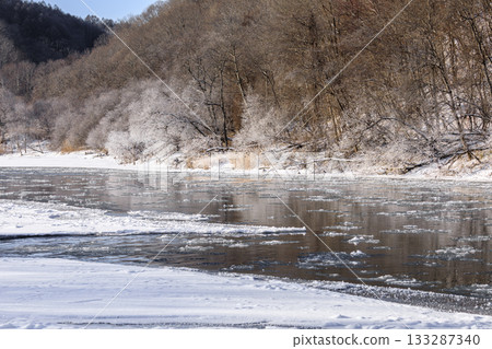 The Mukawa River in Mukawa Town, Hokkaido, begins to freeze over [December] 133287340