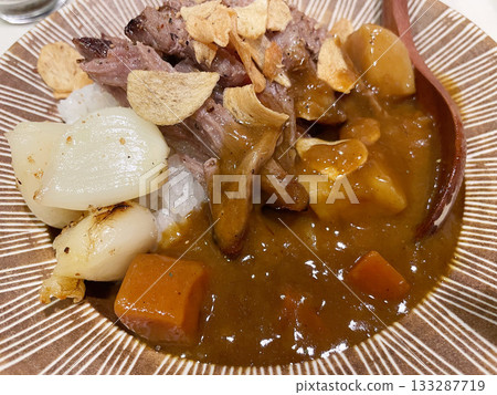蒜蓉牛排佐咖哩飯：肉類與咖哩的奢華組合。 133287719
