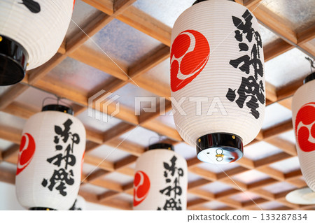 晨曦照亮了神社的燈籠 晨曦照亮了神社的燈籠 133287834