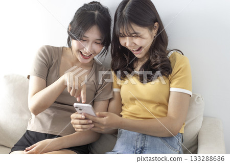 Happy young student  girls watching the smartphone 133288686
