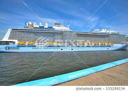 豪華郵輪「海洋光譜號」抵達神戶港 133289134