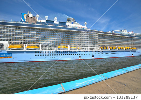 豪華郵輪「海洋光譜號」抵達神戶港 133289137