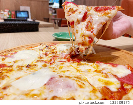 融化起司瑪格麗特披薩 133289175