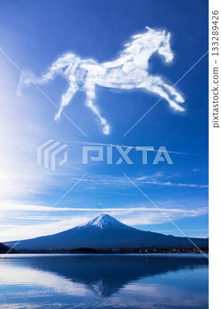 New Year's card material: "Upside-down Mt. Fuji" and "Horse-shaped clouds" New Year's card material: "Upside-down Mt. Fuji" and "Horse-shaped clouds" 133289426
