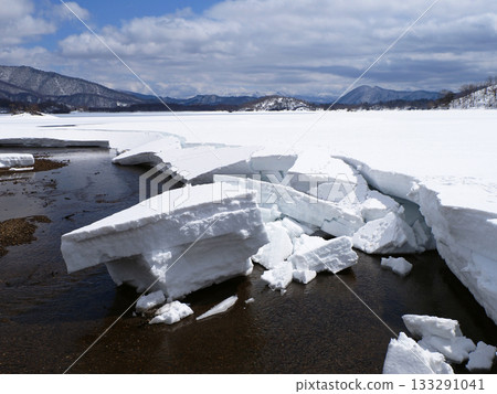 三月的貘磐梯日原湖,積雪開始融化,白雪皚皚的山坡也開始崩塌。景色壯觀美麗。 三月的貘磐梯日原湖,積雪開始融化,白雪皚皚的山坡也開始崩塌。景色壯觀美麗。 133291041