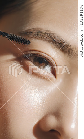 Young Japanese woman with eyebrow mascara 133291176