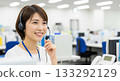 一位二十多歲的女性商務人士，在電話中心工作。 133292129