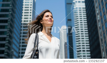 一位職業婦女在藍天和摩天大樓的環繞下,展現出獨特的風采。 一位職業婦女在藍天和摩天大樓的環繞下,展現出獨特的風采。 133292137