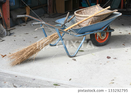 獨輪車上的清潔工具 133292795