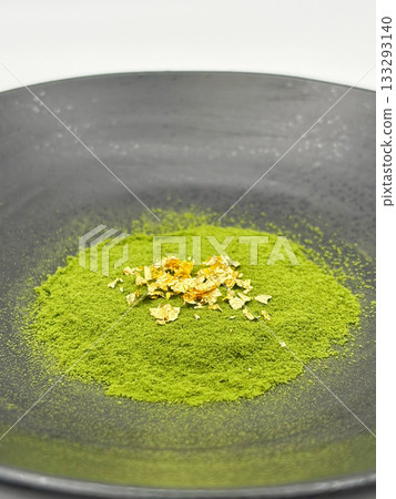 Matcha with gold leaf, gold powder and matcha powder Matcha with gold leaf, gold powder and matcha powder 133293140