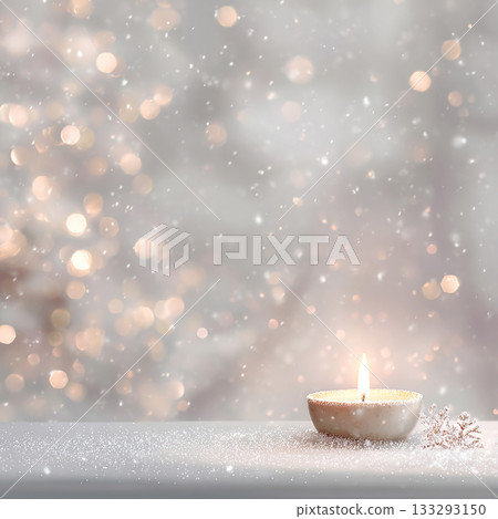 冬日蠟燭和閃爍的雪花背景－絕妙的冬季散景影像 133293150