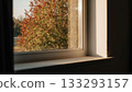 一幅寧靜的秋日窗景 133293157