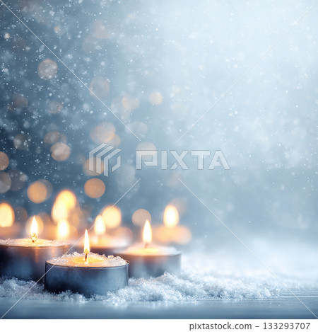 一張絕佳的背景圖，展現了冬日雪景和蠟燭的景象。 133293707