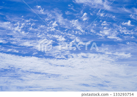一張清新自然的北海道天空風景照，美麗的雲朵圖案鋪展在湛藍的天空上。 133293754