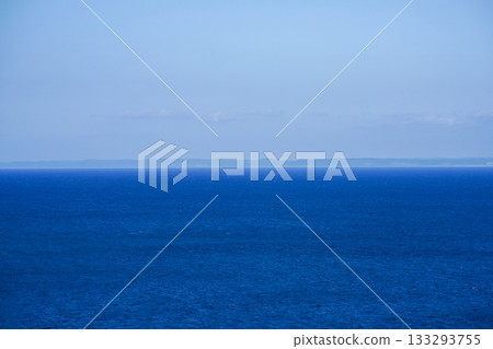 一張令人心曠神怡的海景照片，展現了北海道北部清澈湛藍的大海和美麗的自然地平線，遠處還能看到陸地。 133293755