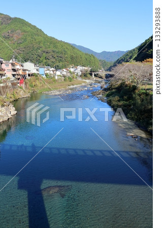 Quietly watching the Doi River in autumn (Niyodogawa Town, Kochi Prefecture) 133293888