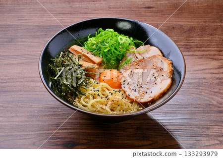 It reminds me of abura soba. The toppings are egg yolk, roasted pork fillet, Chinese sausage, green onion, shredded seaweed, and sesame seeds. The sauce is placed under the bowl. 133293979