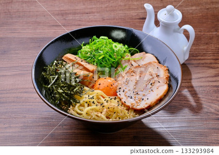這讓我想起了油蕎麥麵。配料有蛋黃、烤豬裡肌肉、臘腸、蔥花、海苔絲和芝麻。醬汁放在碗底。 這讓我想起了油蕎麥麵。配料有蛋黃、烤豬裡肌肉、臘腸、蔥花、海苔絲和芝麻。醬汁放在碗底。 133293984
